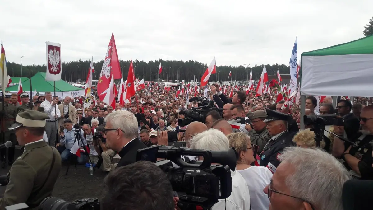 Odsłonięcie Pomnika "Rzeź Wołyńska" w Domostawie - galeria zdjęć 13
