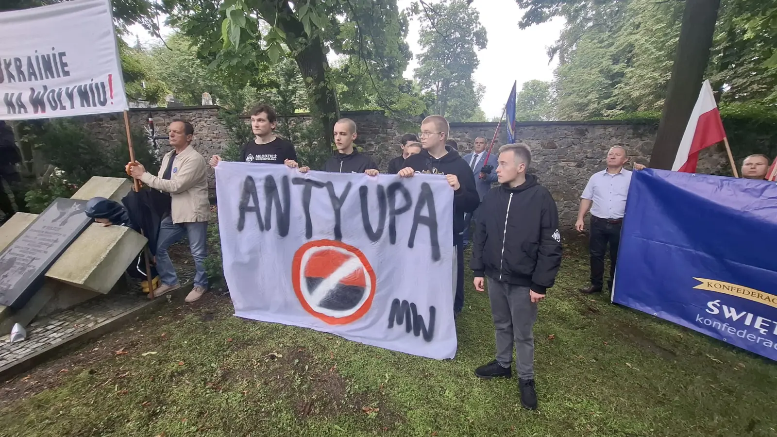 Kieleckie obchody Narodowego Dnia Pamięci Ofiar Ludobójstwa na Wołyniu i w Małopolsce Wschodniej - galeria zdjęć 24