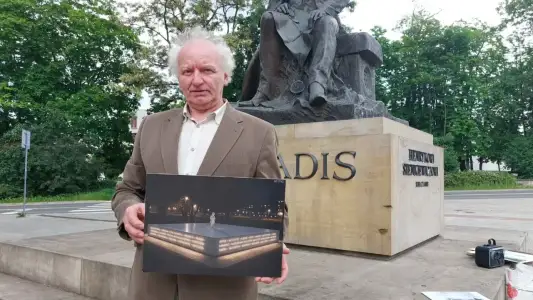 Andrzej Łącki, prezes Społecznego Komitetu Budowy Pomnika, prezentuje wizualizację zwycięskiej pracy konkursowej